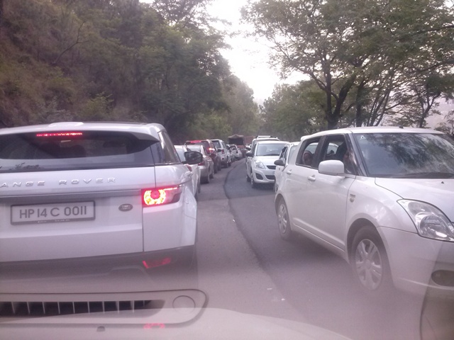 15 Km long traffic jams had piled up while road tarring was being carried out in peak tourist seasn - Photo by Pankaj Khullar